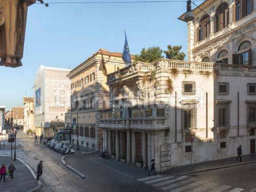 appartamento in vendita a Roma in zona Trevi-Colonna