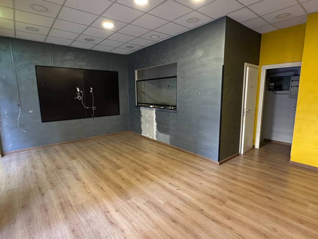 negozio in vendita a Roma in zona Tuscolano