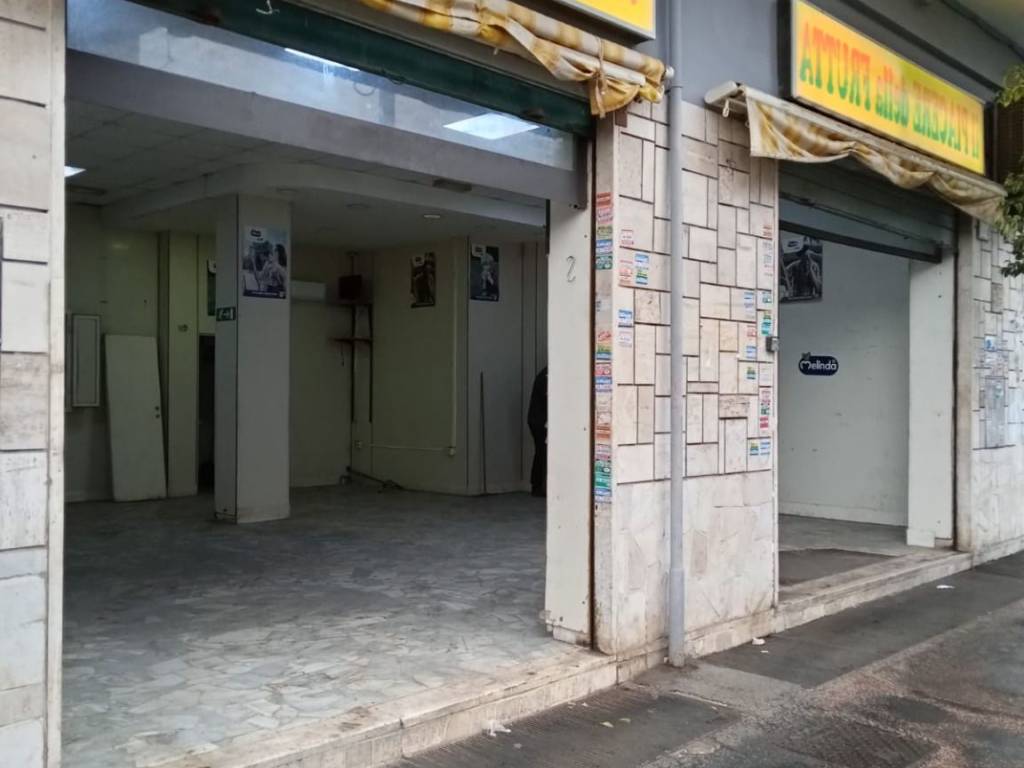 negozio in vendita a Roma in zona Tuscolano