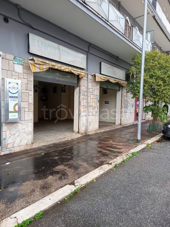 negozio in vendita a Roma in zona Tuscolano