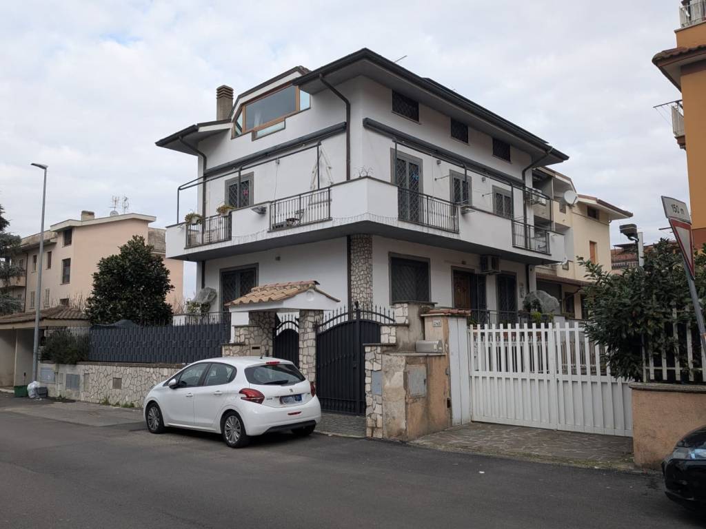 appartamento in vendita a Roma in zona Torre Gaia