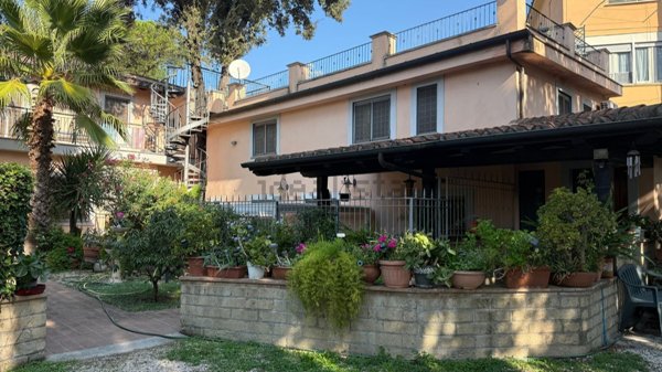 casa indipendente in vendita a Roma in zona Appio Pignatelli