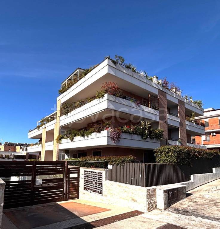 appartamento in vendita a Roma in zona Valle Muricana
