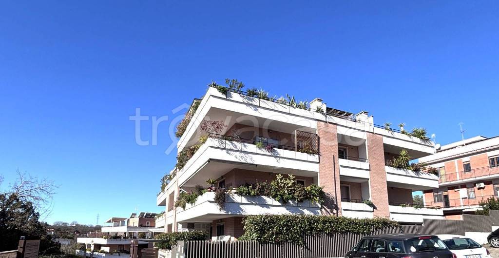 appartamento in vendita a Roma in zona Valle Muricana