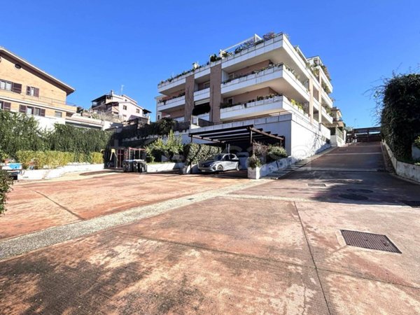 appartamento in vendita a Roma in zona Valle Muricana