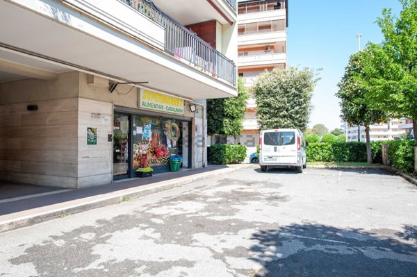 negozio in vendita a Roma in zona Ponte di Nona