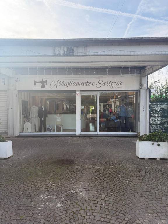 negozio in vendita a Roma in zona Torrione Cerquetta