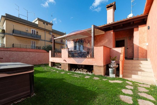 casa indipendente in vendita a Roma in zona Acilia