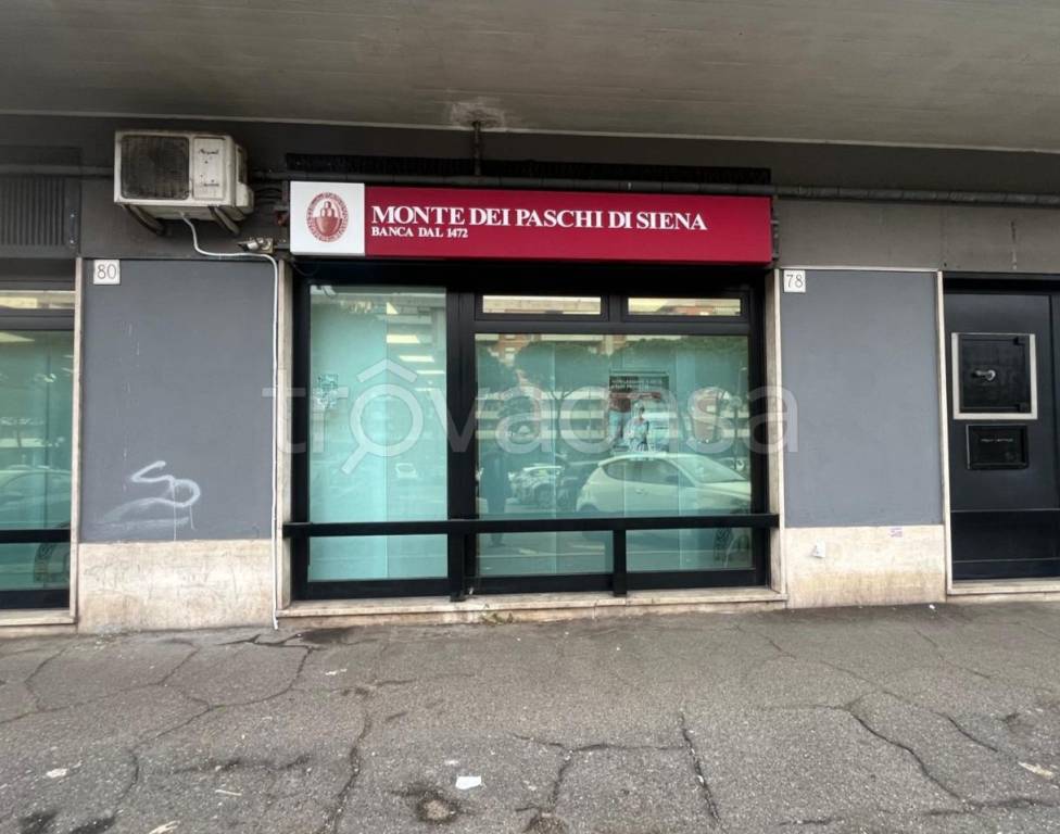 negozio in vendita a Roma in zona Cinecittà