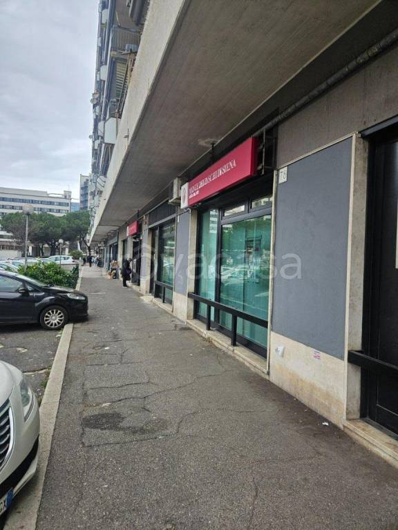 negozio in vendita a Roma in zona Cinecittà