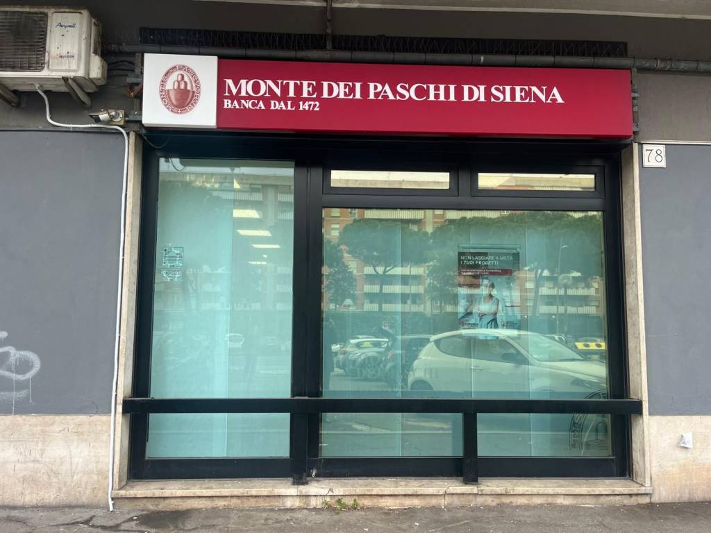 negozio in vendita a Roma in zona Cinecittà