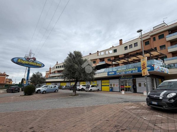 negozio in vendita a Roma in zona Osteria del Curato