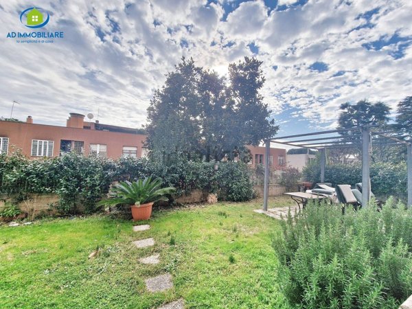 appartamento in vendita a Roma in zona Tor Cervara