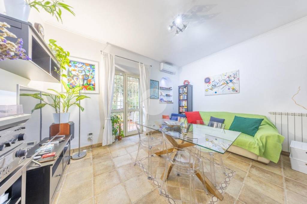 appartamento in vendita a Roma in zona Appio Pignatelli