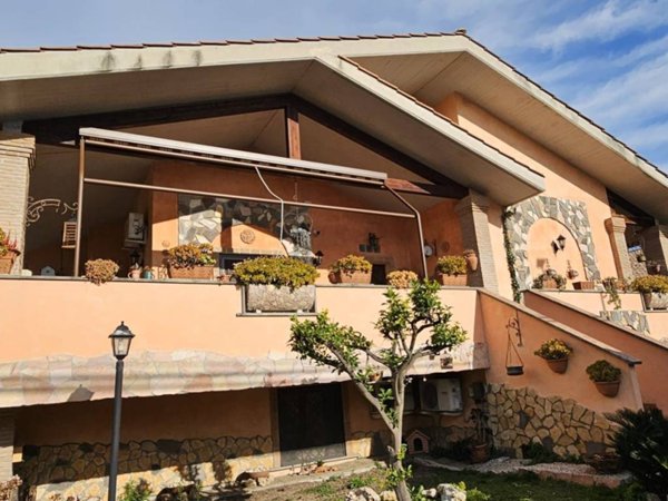 casa indipendente in vendita a Roma in zona Massimina/Casal Lumbroso