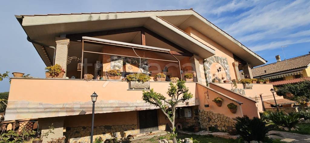 casa indipendente in vendita a Roma in zona Massimina/Casal Lumbroso