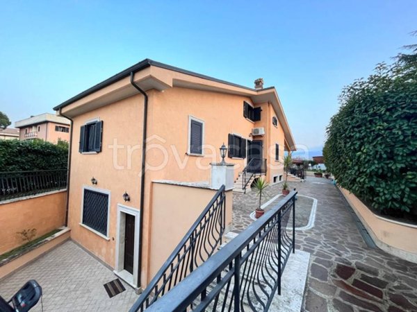 casa indipendente in vendita a Roma in zona Finocchio