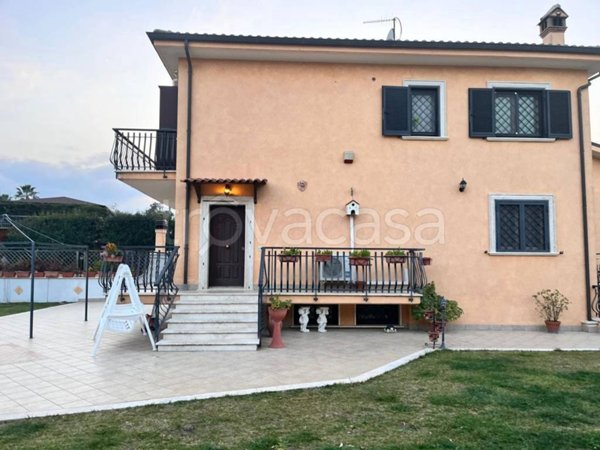casa indipendente in vendita a Roma in zona Finocchio