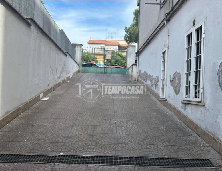 locale di sgombero in vendita a Roma in zona Prenestino-Centocelle