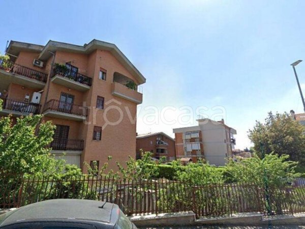 locale commerciale in vendita a Roma in zona Finocchio