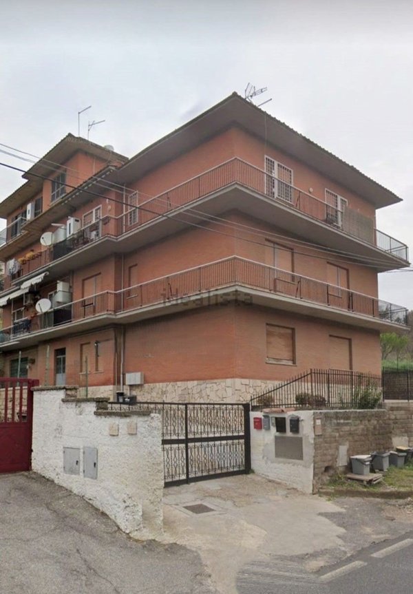 appartamento in vendita a Roma in zona Valle Santa