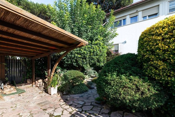 esavano in vendita a Roma in zona Casal Palocco