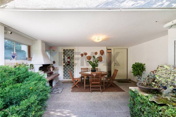 casa indipendente in vendita a Roma in zona Casal Palocco