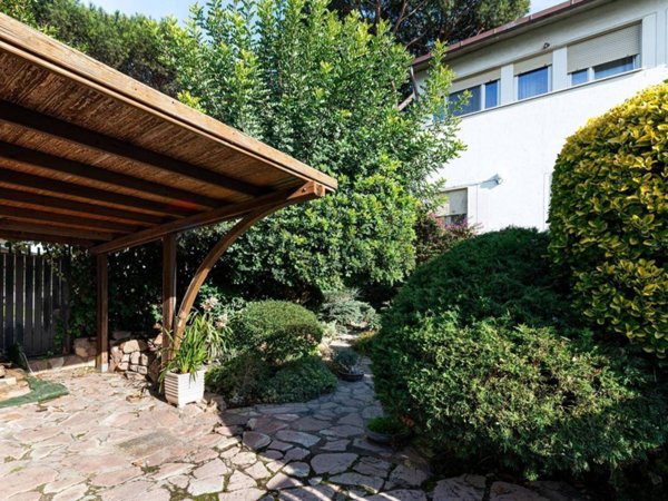 casa indipendente in vendita a Roma in zona Casal Palocco