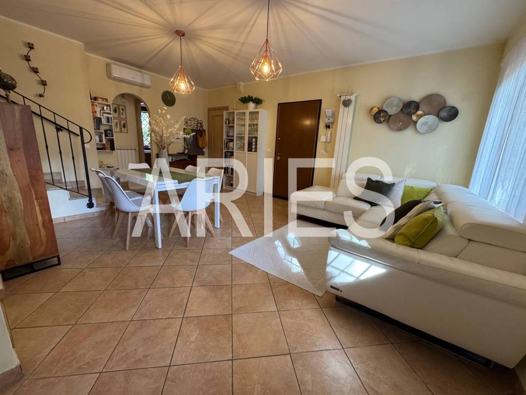 casa indipendente in vendita a Roma in zona Casal Palocco