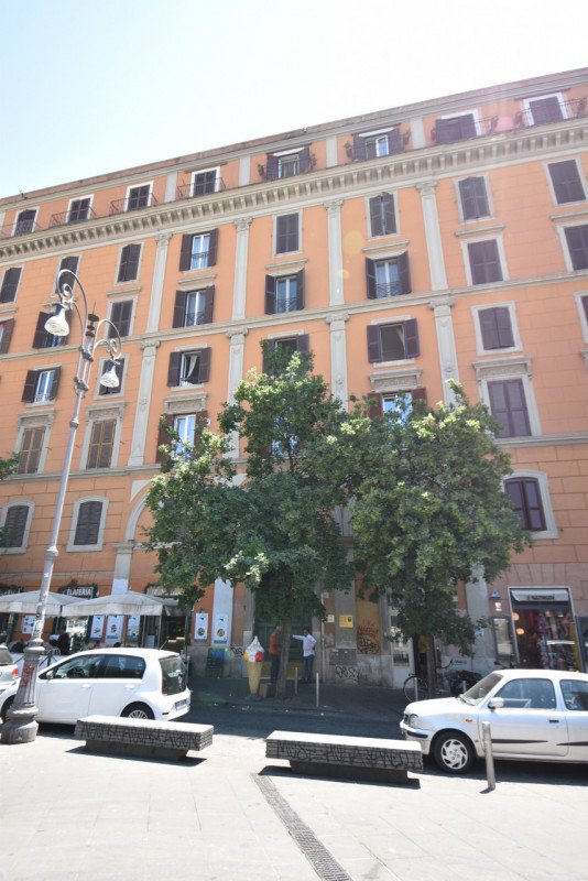 negozio in vendita a Roma in zona Trastevere