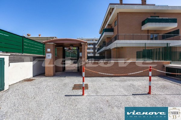 appartamento in vendita a Roma in zona Osteria del Curato