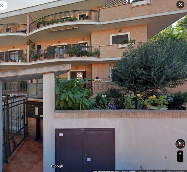 appartamento in vendita a Roma in zona Pantan Monastero