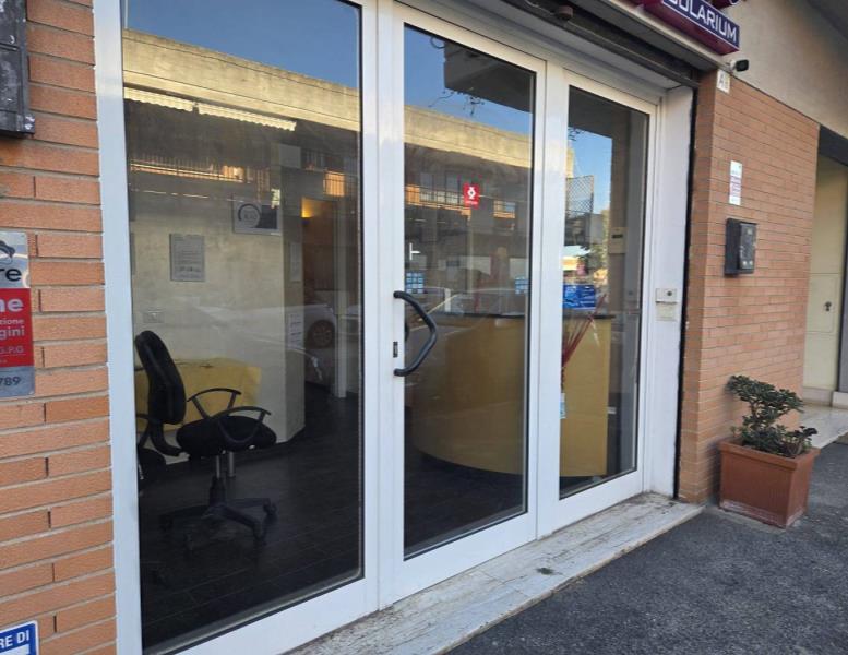 locale commerciale in vendita a Roma in zona Dragona/Bagnoletto
