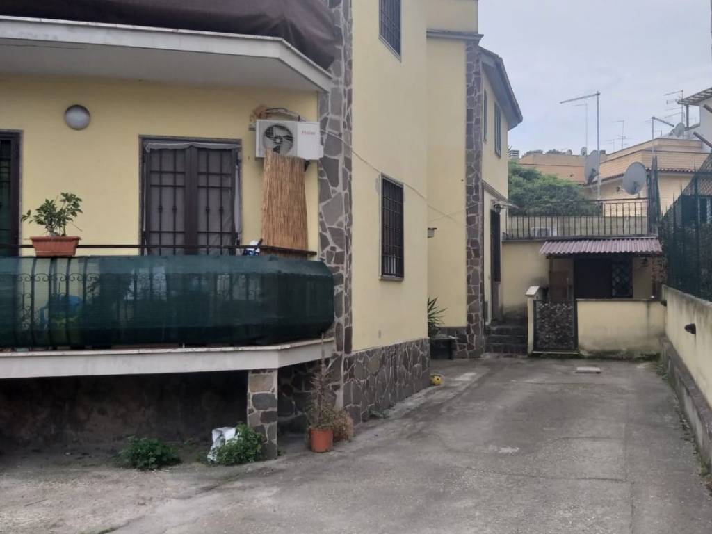 appartamento in vendita a Roma in zona Torre Angela