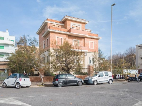 appartamento in vendita a Roma in zona Ostia