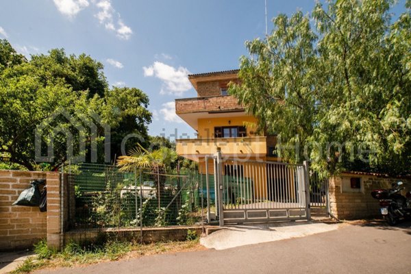 appartamento in vendita a Roma in zona Valle Santa