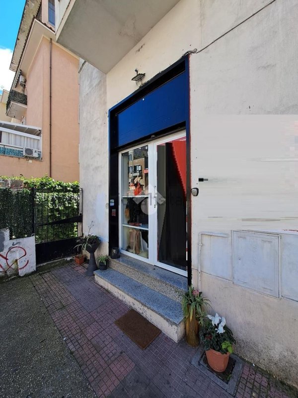 locale commerciale in vendita a Roma in zona Prenestino-Centocelle