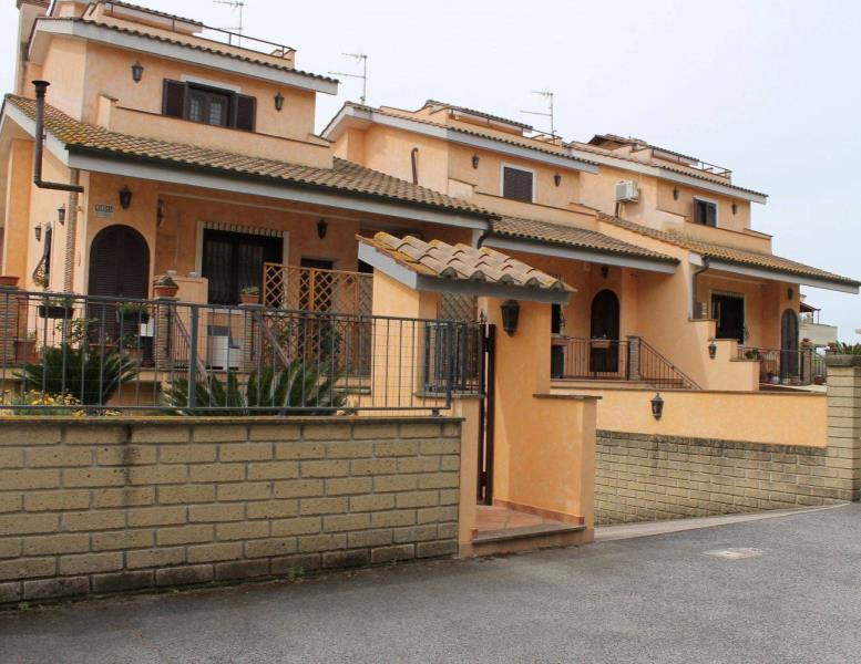 casa indipendente in vendita a Roma in zona Valle Santa
