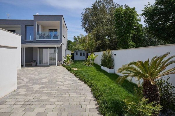 casa indipendente in vendita a Roma in zona Casal Palocco