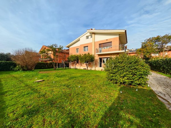 appartamento in vendita a Roma in zona Axa