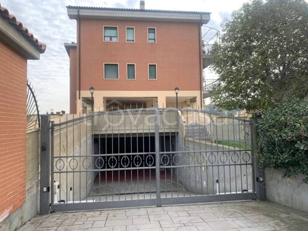 appartamento in vendita a Roma in zona Pantan Monastero