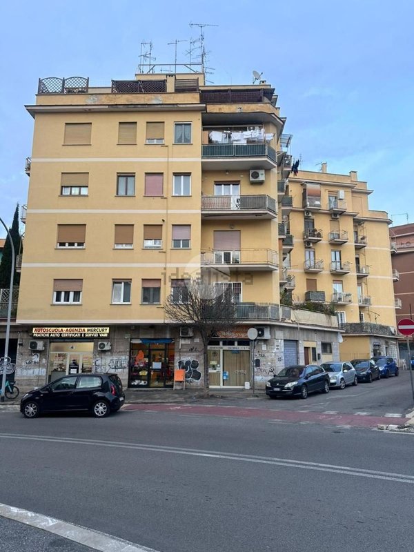 appartamento in vendita a Roma in zona Appio Claudio