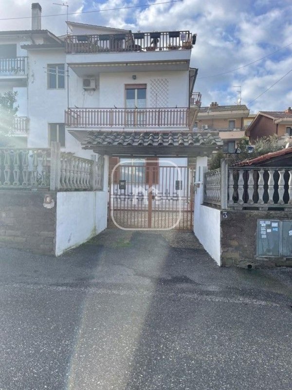 appartamento in vendita a Roma in zona Valle Muricana