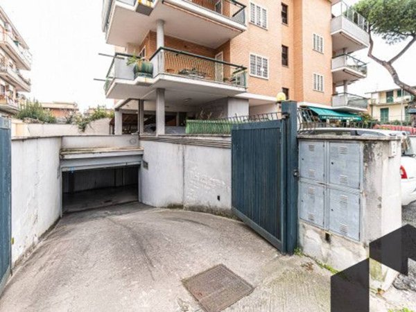 negozio in vendita a Roma in zona Tor Bella Monaca