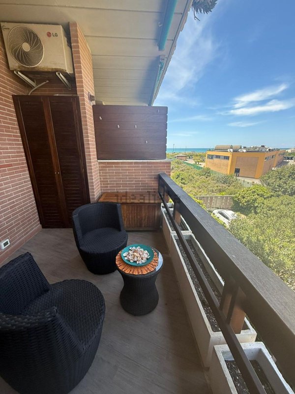 appartamento in vendita a Roma in zona Lido di Castel Fusano