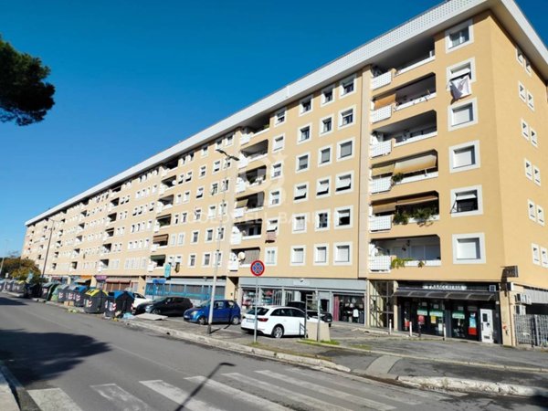 locale commerciale in vendita a Roma in zona Torre Angela