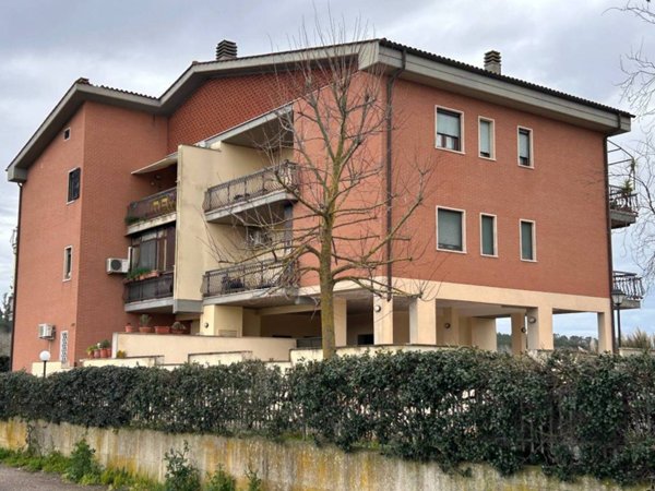 appartamento in vendita a Roma in zona Pantan Monastero