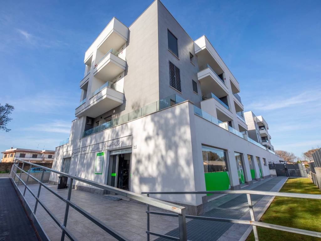 negozio in vendita a Roma in zona Massimina/Casal Lumbroso