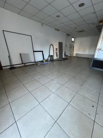 locale commerciale in vendita a Roma in zona Ponte di Nona