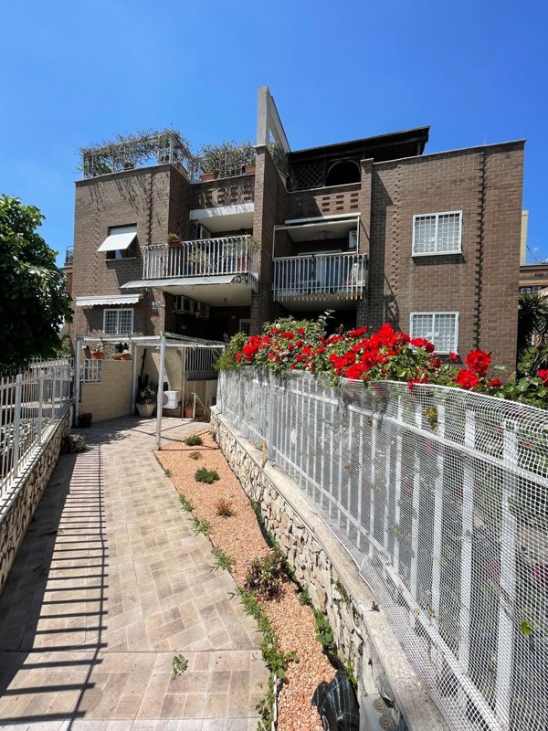 appartamento in vendita a Roma in zona Torre Angela